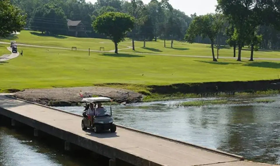 Campo de golf de Cherokee Village, Arkansas, con césped y árboles