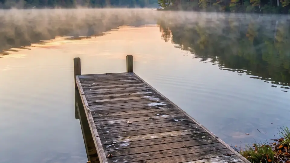 Muelle de madera en un lago del norte de Arkansas al amanecer, una imagen de calma para hablar de herencia