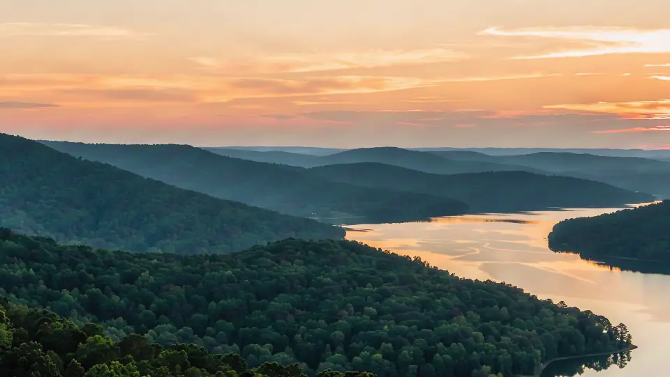 Colinas boscosas del norte de Arkansas al atardecer, la región donde están los terrenos de Cherokee Village
