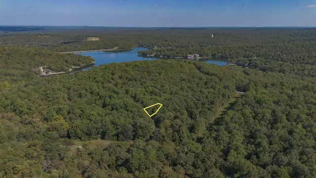 Terreno en venta en Cherokee Village, Arkansas: el lote 120-11028-000 visto desde un dron