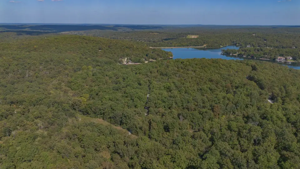 Colinas con bosque y un lago al fondo en el norte de Arkansas