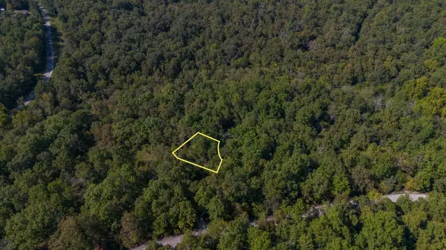 Terreno en venta en Cherokee Village, Arkansas: el lote 120-11066-000 visto desde un dron