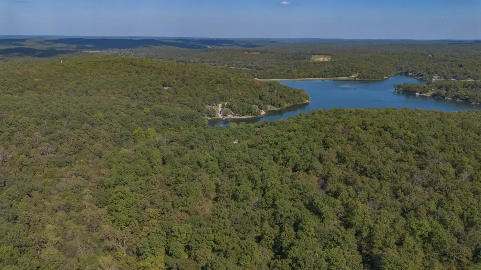 Lago rodeado de bosque junto a los terrenos en Estados Unidos que se compran desde Argentina, en Cherokee Village, Arkansas