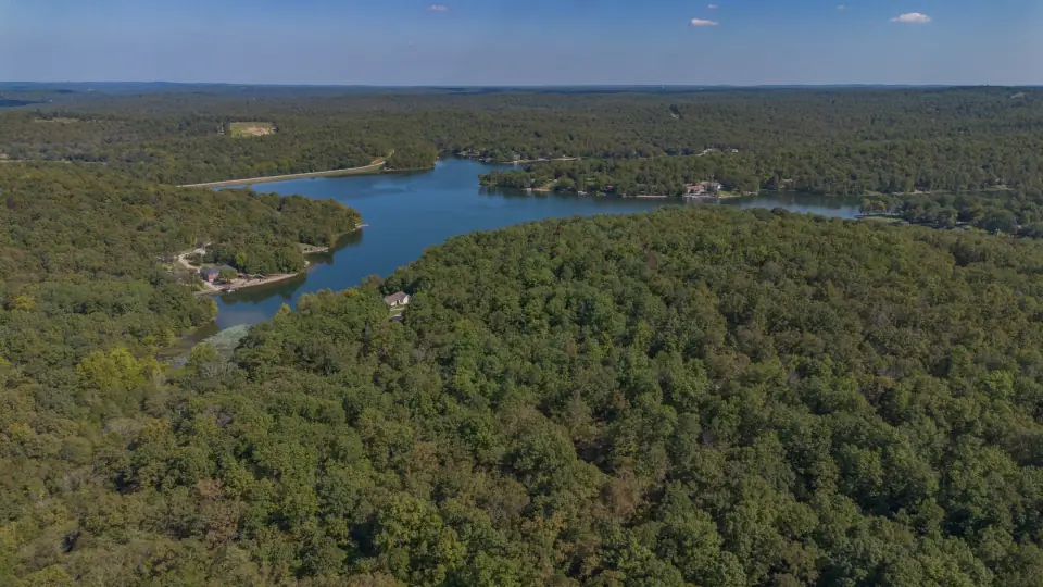 Lago entre colinas con bosque cerca de los terrenos en venta de Cherokee Village