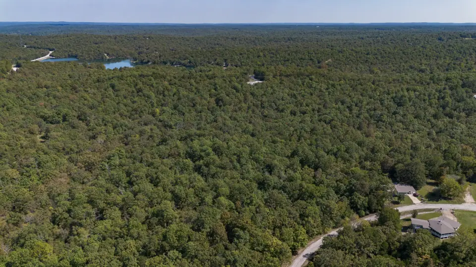 Foto de dron 3 del entorno del lote 130-11306-000, terreno en venta en Cherokee Village, Arkansas