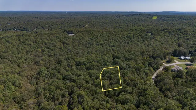 Terreno en venta en Cherokee Village, Arkansas: el lote 130-11307-000 visto desde un dron