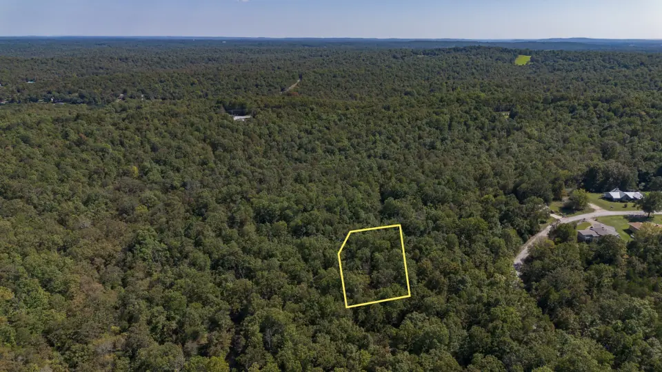 Terreno en venta en Cherokee Village, Arkansas: el lote 130-11307-000 visto desde un dron