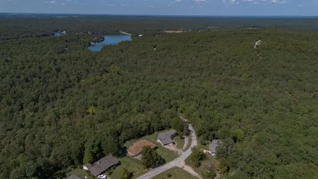 Terreno en venta en Cherokee Village, Arkansas: el lote 130-11368-000 visto desde un dron