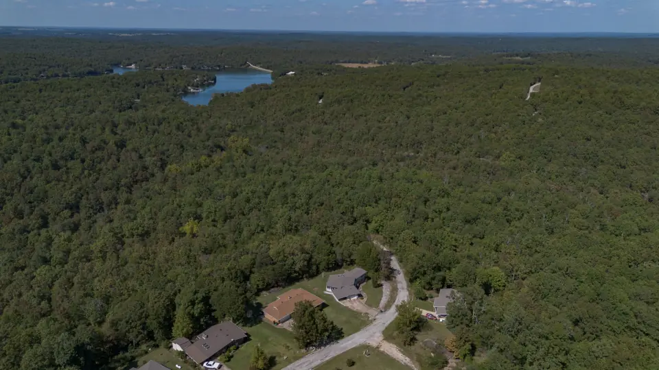 Terreno en venta en Cherokee Village, Arkansas: el lote 130-11368-000 visto desde un dron