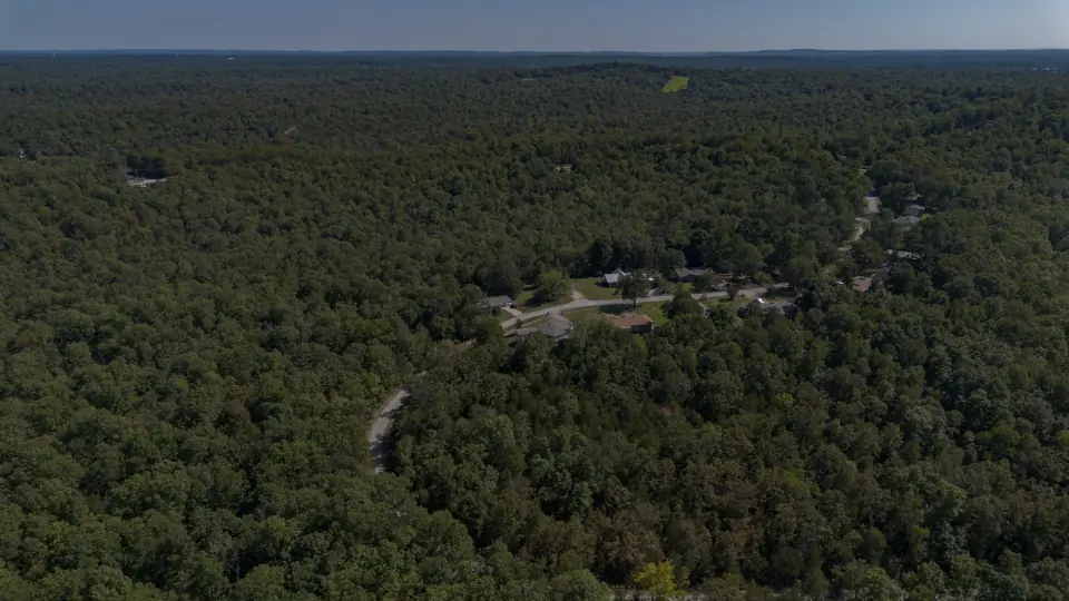 Mata e lago junto aos terrenos nos EUA que se compram do Brasil, em Cherokee Village, Arkansas