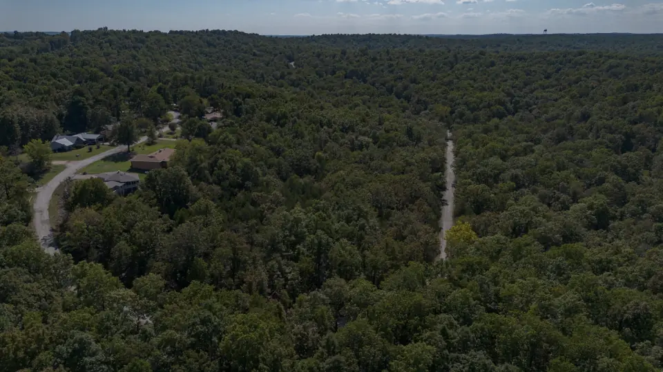 Foto de dron 4 del entorno del lote 130-11368-000, terreno en venta en Cherokee Village, Arkansas