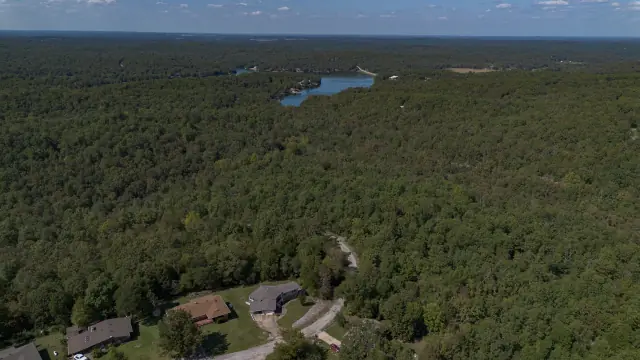 Terreno en venta en Cherokee Village, Arkansas: el lote 130-11369-000 visto desde un dron