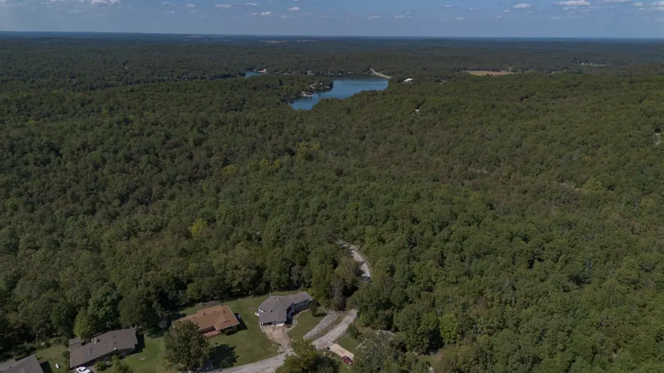 Terreno en venta en Cherokee Village, Arkansas: el lote 130-11369-000 visto desde un dron