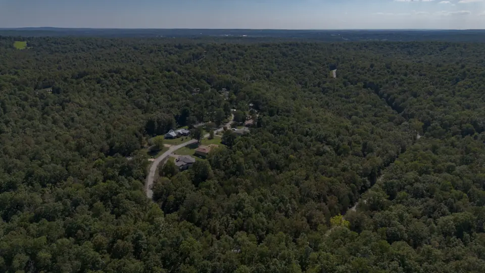 Foto de dron 2 del entorno del lote 130-11369-000, terreno en venta en Cherokee Village, Arkansas