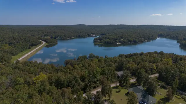 Terreno en venta en Cherokee Village, Arkansas: el lote 260-16185-000 visto desde un dron