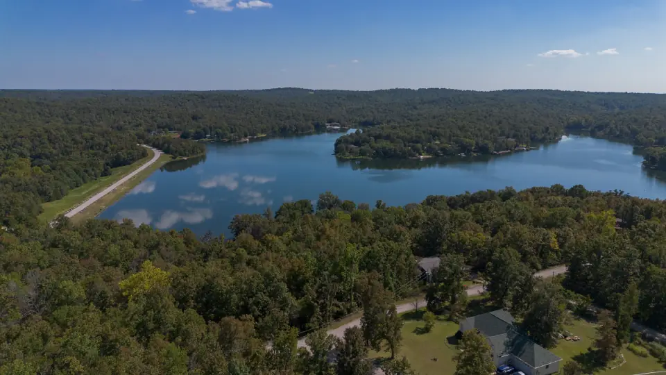 Terreno en venta entre el bosque de Cherokee Village, Arkansas, visto desde un dron