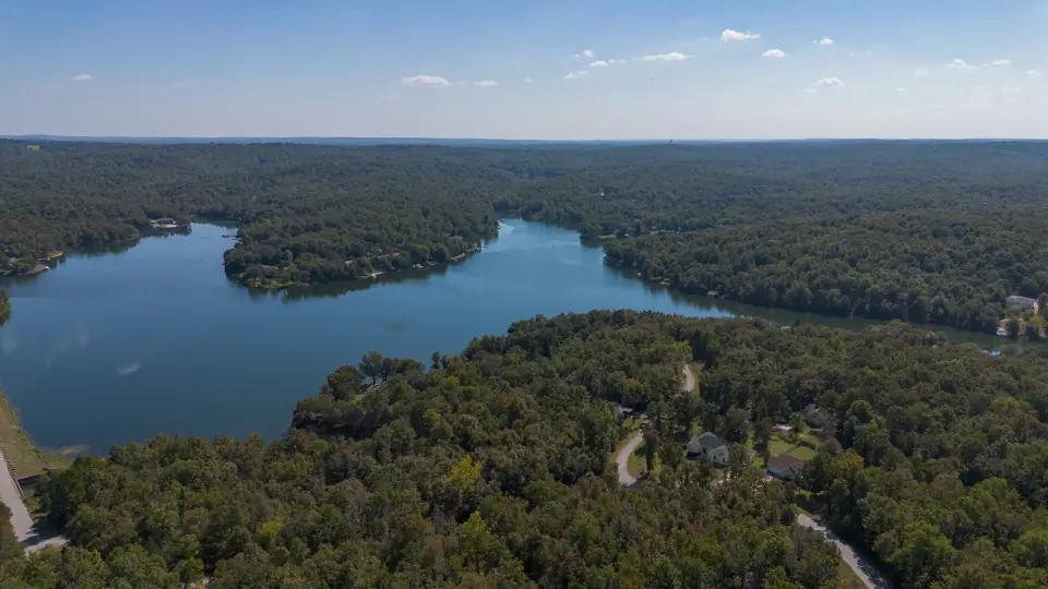Lago y casas en la orilla de Cherokee Village, Arkansas, vistos desde el aire
