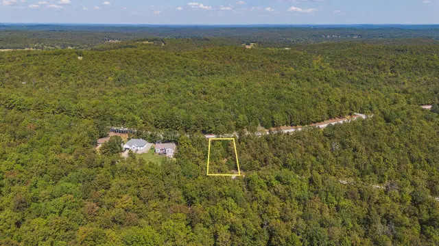 Terreno en venta en Cherokee Village, Arkansas: el lote 315-18053-000 visto desde un dron