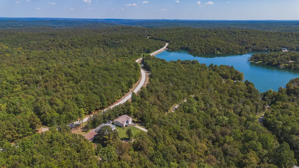 Lago y calles junto a terrenos en Estados Unidos, en Cherokee Village, Arkansas, vistos desde un dron