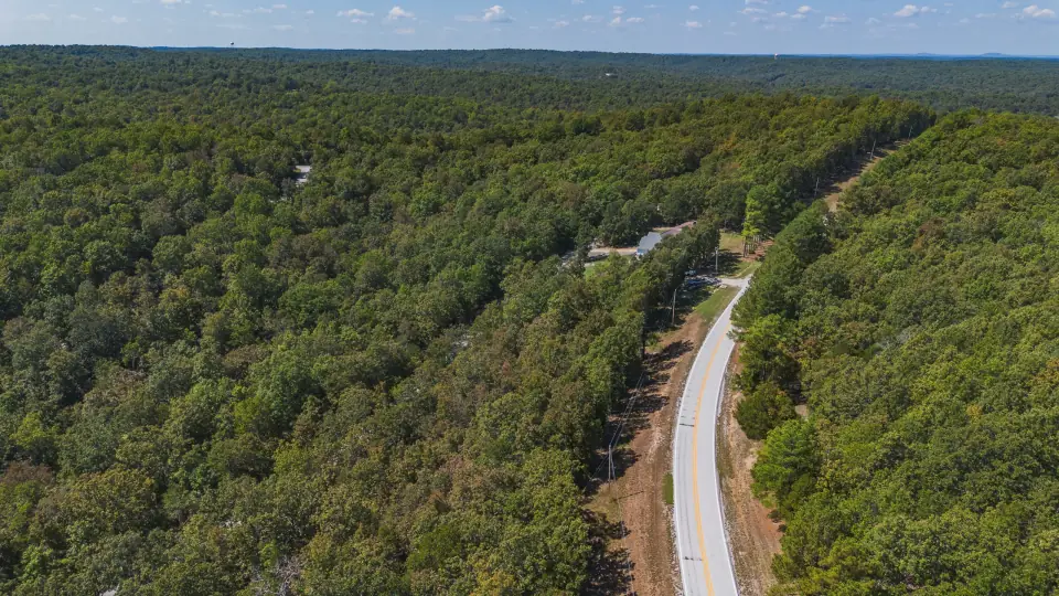 Foto de dron 4 del entorno del lote 315-18053-000, terreno en venta en Cherokee Village, Arkansas