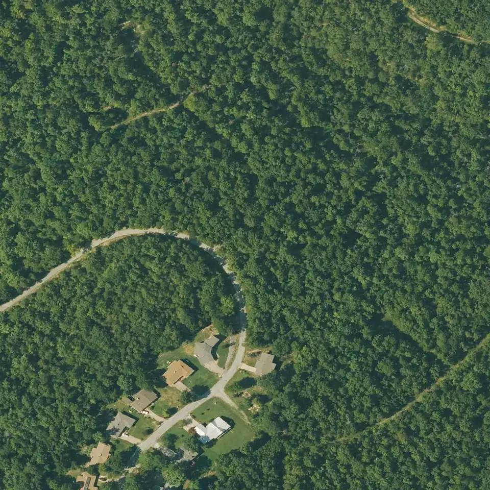 Mapa aéreo con el límite del lote 130-11306-000 marcado sobre el bosque y las calles de Cherokee Village, Arkansas