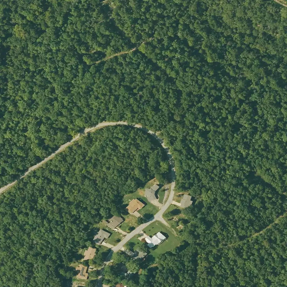 Mapa aéreo con el límite del lote 130-11368-000 marcado sobre el bosque y las calles de Cherokee Village, Arkansas