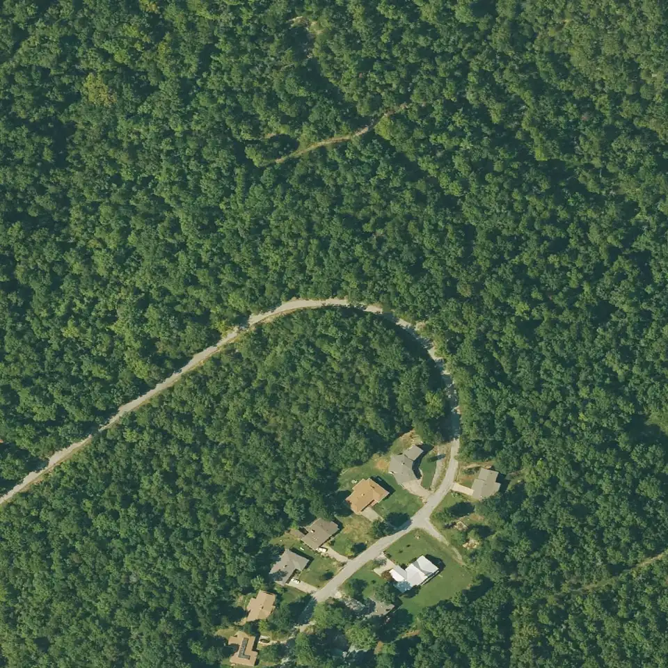 Mapa aéreo con el límite del lote 130-11369-000 marcado sobre el bosque y las calles de Cherokee Village, Arkansas
