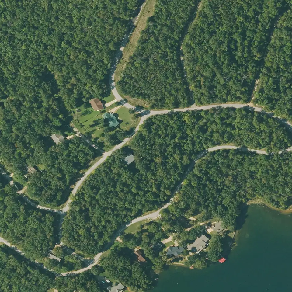 Mapa aéreo con el límite del lote 260-16185-000 marcado sobre el bosque y las calles de Cherokee Village, Arkansas