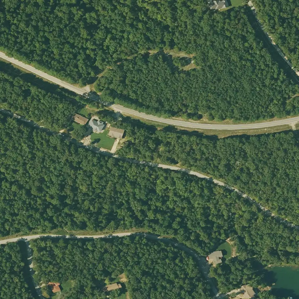 Mapa aéreo con el límite del lote 315-18053-000 marcado sobre el bosque y las calles de Cherokee Village, Arkansas