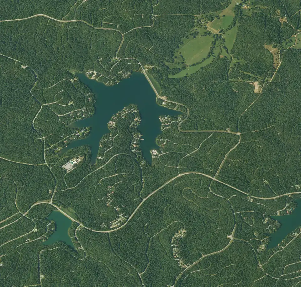 Mapa aéreo de los terrenos en venta en Cherokee Village, Arkansas, con lagos, calles, bosque y el número de cada lote