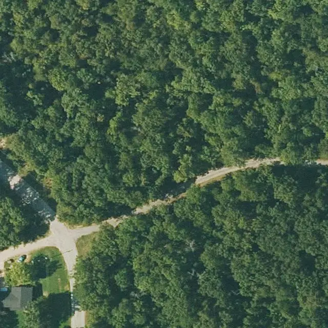 Foto aérea del lote 120-10858-000 en Cherokee Village, Arkansas, con su límite marcado entre el bosque y las calles