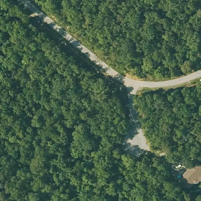 Foto aérea del lote 120-10963-000 en Cherokee Village, Arkansas, con su límite marcado entre el bosque y las calles