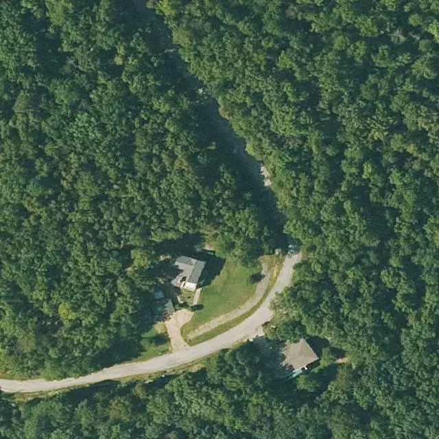 Foto aérea del lote 120-11059-000 en Cherokee Village, Arkansas, con su límite marcado entre el bosque y las calles
