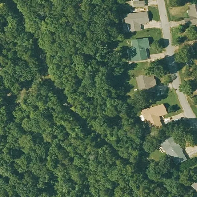 Foto aérea del lote 130-11385-000 en Cherokee Village, Arkansas, con su límite marcado entre el bosque y las calles