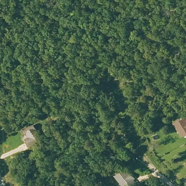 Foto aérea del lote 260-16114-000 en Cherokee Village, Arkansas, con su límite marcado entre el bosque y las calles