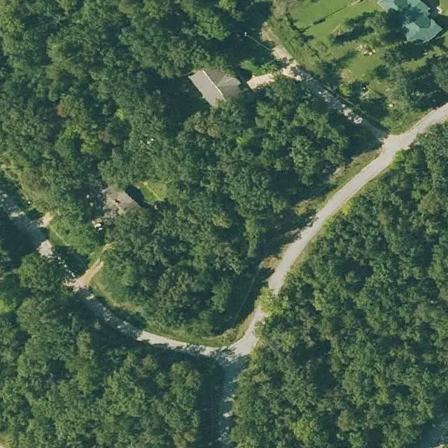 Foto aérea del lote 260-16120-000 en Cherokee Village, Arkansas, con su límite marcado entre el bosque y las calles