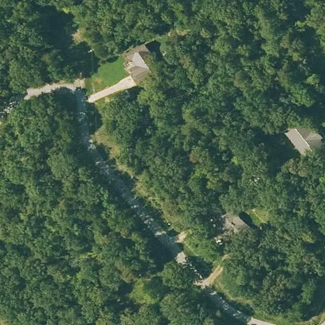 Foto aérea del lote 260-16124-000 en Cherokee Village, Arkansas, con su límite marcado entre el bosque y las calles