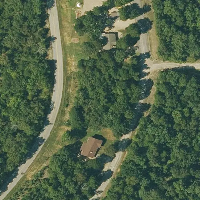 Foto aérea del lote 275-16544-000 en Cherokee Village, Arkansas, con su límite marcado entre el bosque y las calles