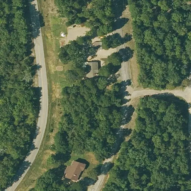Foto aérea del lote 275-16545-000 en Cherokee Village, Arkansas, con su límite marcado entre el bosque y las calles