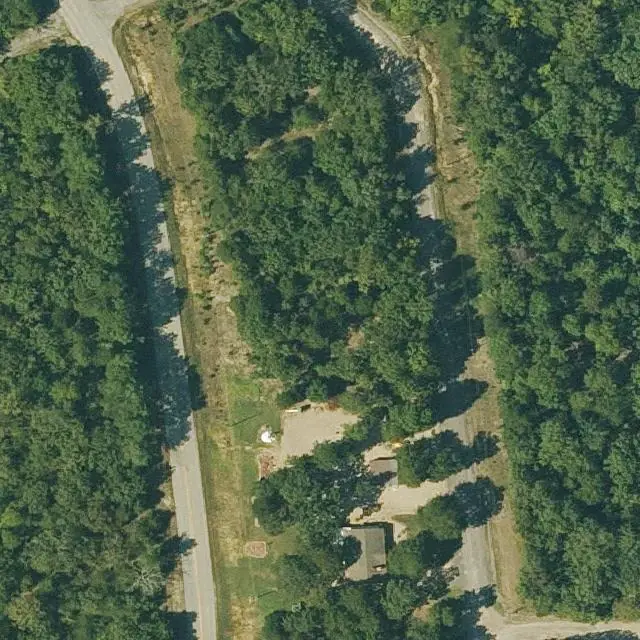Foto aérea del lote 275-16548-000 en Cherokee Village, Arkansas, con su límite marcado entre el bosque y las calles