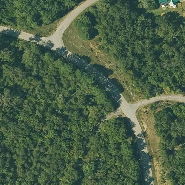 Foto aérea del lote 275-16564-000 en Cherokee Village, Arkansas, con su límite marcado entre el bosque y las calles