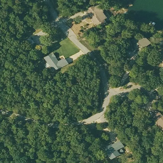 Foto aérea del lote 315-18165-000 en Cherokee Village, Arkansas, con su límite marcado entre el bosque y las calles