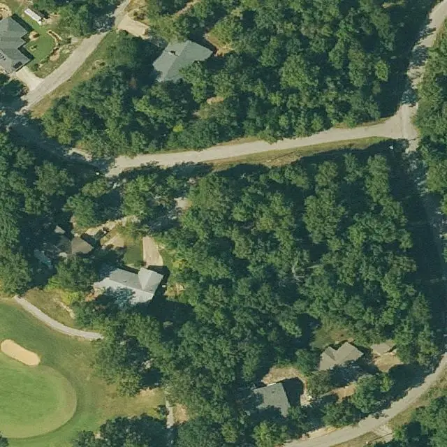 Foto aérea del lote 420-21982-000 en Cherokee Village, Arkansas, con su límite marcado entre el bosque y las calles