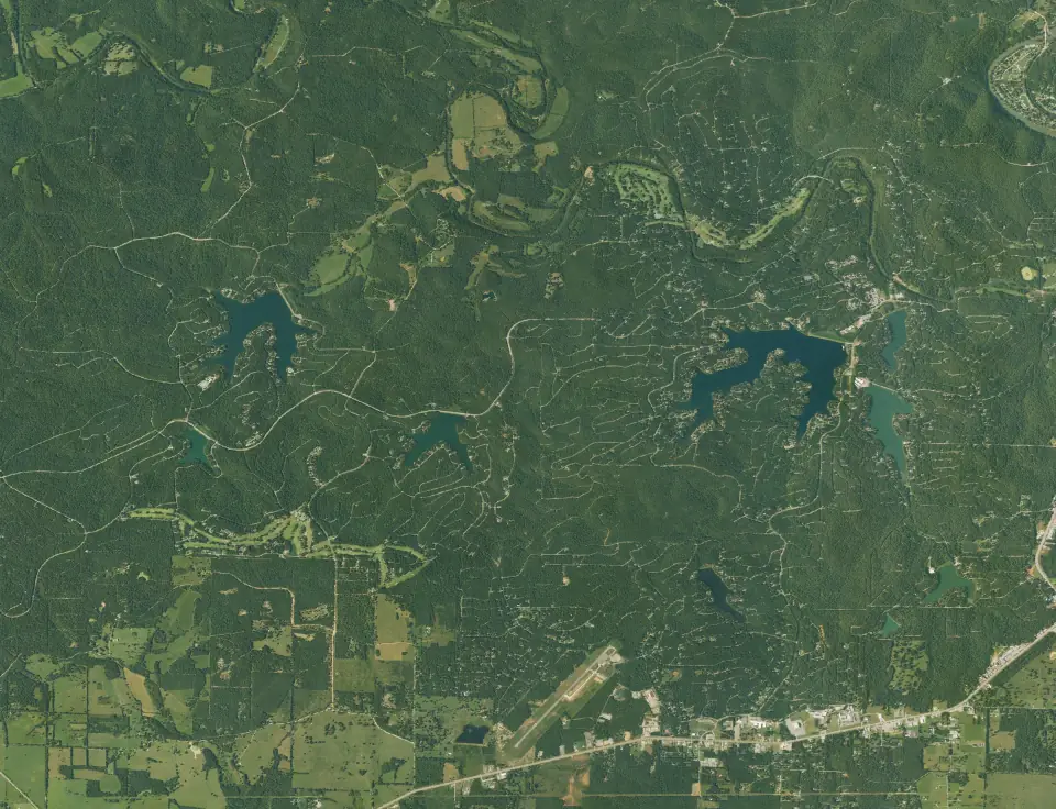 Mapa aéreo de Cherokee Village, Arkansas, con la ubicación de los terrenos en venta del proyecto